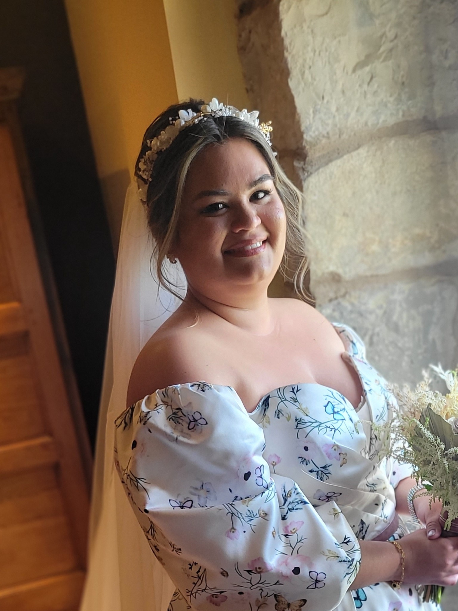 Novia real con recogido y tocado